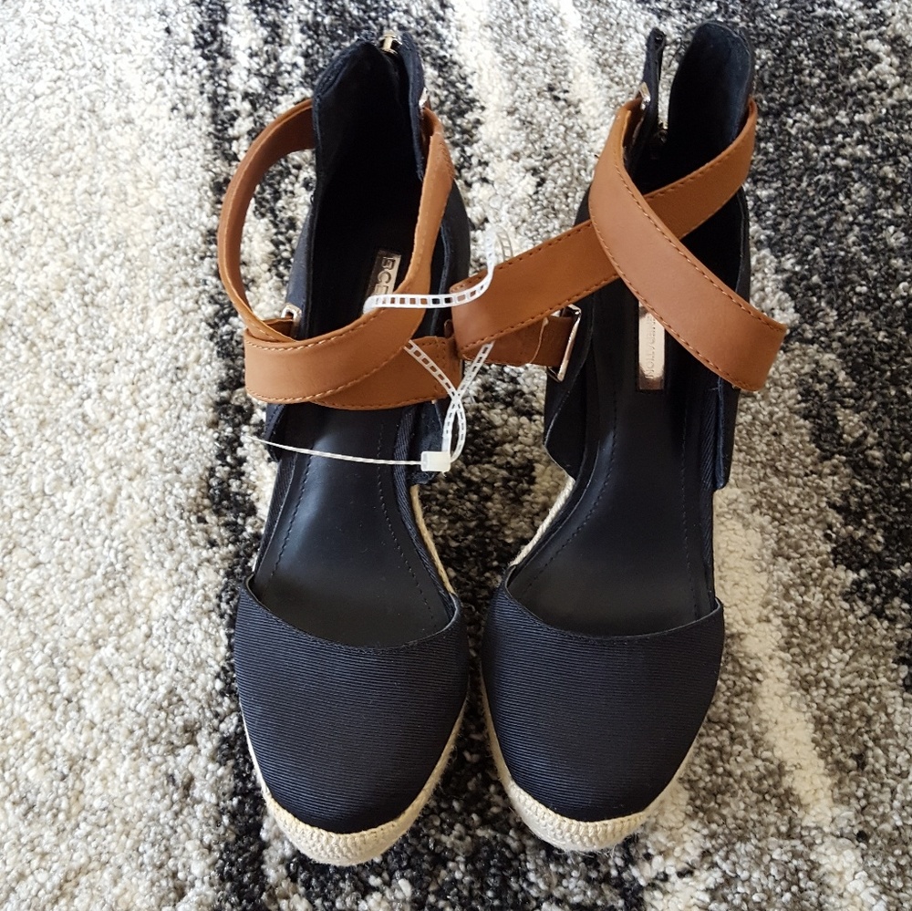 BCBGGeneration black canvas wedge size 7